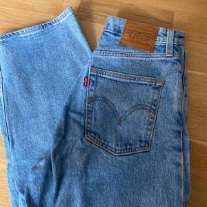 Såså fina jeans ifrån Levis i modellen ribcage straight! Använda fåtal gånger, som nya! Jag är 163 cm lång🥰 Nypris: 1199kr!!!