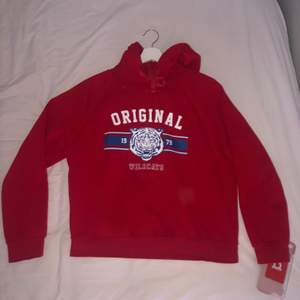 Jag säljer nu min röda hoodie från Gina tricot ❤️ Bra skick !!  köparen står för frakt 