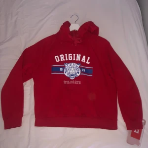 Hoodie  - Jag säljer nu min röda hoodie från Gina tricot ❤️ Bra skick !!  köparen står för frakt 