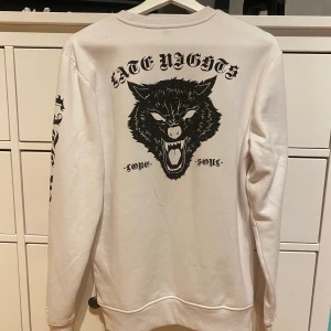 Långärmad tröja  - Långärmad tröja från h&m’s herravdelning i storlek xs men stor i storleken eftersom der är herrmodell! Använd ca 3 gånger, jättefint skick!
