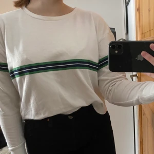 Vit Tröja från BikBok - Snygg och stilren tröja från BikBok med ränder. Croppad men är fortfarande ganska stor. Knappt använd