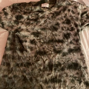 T-shirt - T-shirt från Vailent (volt). Använd 1 gång bra skick. Riktigt bra kvalitet. ||köparen står för frakten✨❣️