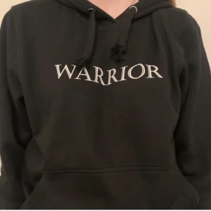 Svart hoodie warrior - Svart hoodie med trycket warrior. Storlek xs-xl.           Frakt tillkommer!🥰