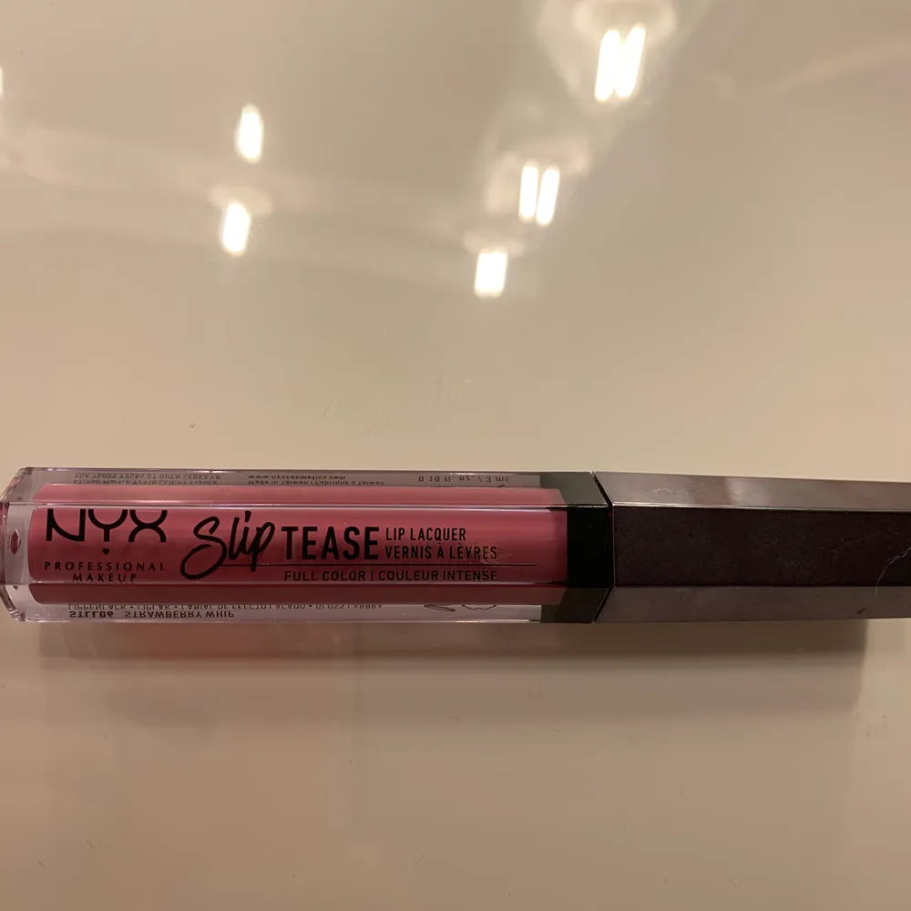 Säljer detta lipstick från märket Nyx som knappt är använt. Färgen heter stll06 och säljer den för 20 kr.. Övrigt.