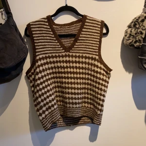 Brun väst - Sååå fin stickad väst i perfekta färger!