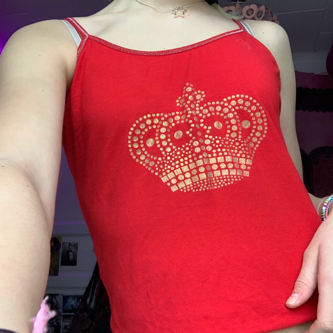 Rött linne med guldkrona