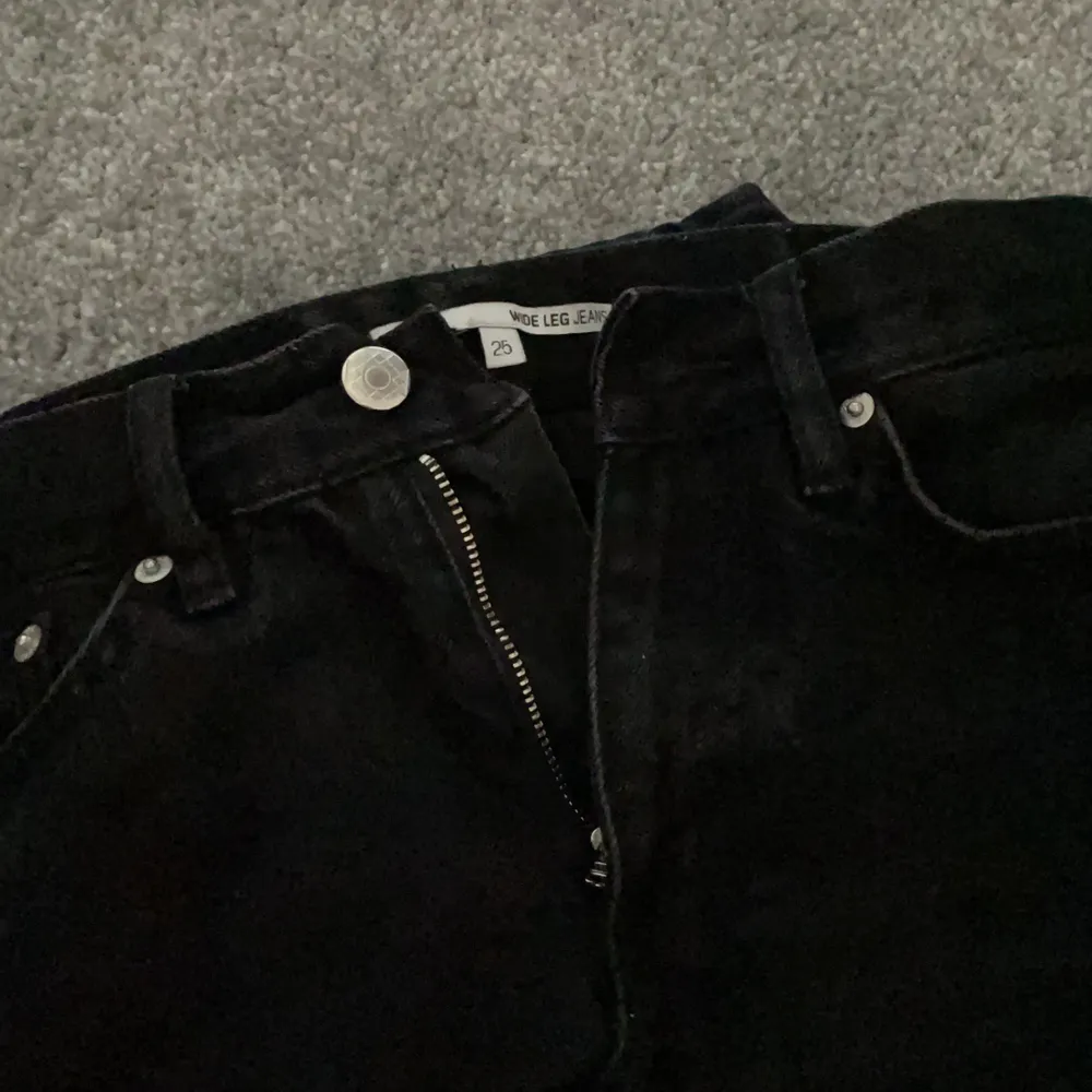 Junkjuards vida jeans i storlek 25 men skulle säga att de är små i storleken och är en 24. Säljer pågrund av att de är försmå för mig. Jeans & Byxor.