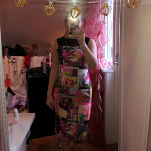 Klänning - Jag säljer en färgglad klänning. Den är ganska lång. Som man kan se i sista bilden så är den lite genomskinlig precis där uppe.(priset kan diskuteras)