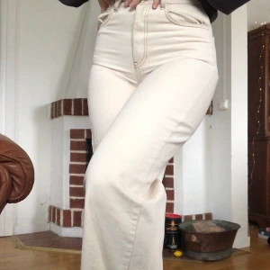 Beige jeans - Säljer ett par beige jeans från NA-KD, säljer då jag köpte i för liten storlek. Använd få tal gånger. De är lite kortare på mig som är 173 cm. Skulle säga att de passar S och XS.