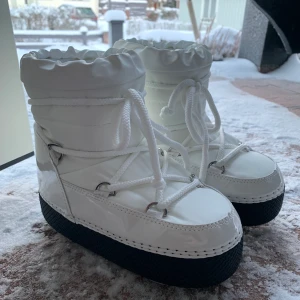 Ella Cruz boots - Ett par Ella Cruz boots som bara är använda en gång! I nyskick!! Storleken är 38-39. Slutsålda på alla hemsidor!! Nypriset är 810kr. BUDGIVNING, för ett giltigt bud ska man först skriva privat till mig men budgivningen sker i KOMMENTARERNA. Varje nytt bud ska öka med minst 20kr. Budgivning AVSLUTAS 20 januari kl 18:00 💓⚡️⚡️💓 KÖP DIREKT FÖR 750kr