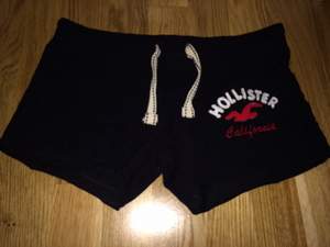 Korta, svarta, mjuka Hollister shorts med snören och Hollister logo-tryck. Aldrig använda.