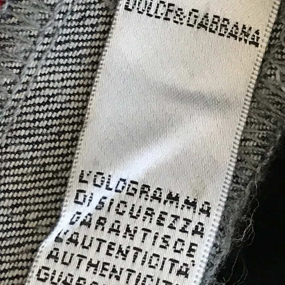 Jättesnygga unika low waisted D&G jeans som nya, i mörkblå färg med sammet leopard mönster vid midjan✨👌  Köparen står för frakt✨. Jeans & Byxor.