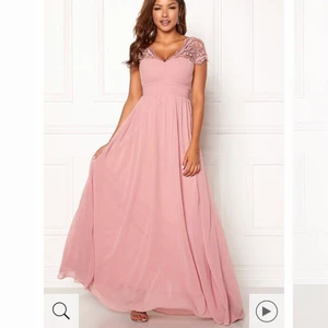 Balklänning - Säljer denna superfina och oanvända balklänningen! Köptes förra våren men kom aldrig till användning då balen blev inställd. Prislappar är kvar och den har hängt på en galge sen dess😊 är gjord i chiffong och har fint spets på axlarna! Hör av dig för mer bilder eller mått🥰 köpt för 1199kr men säljer för endast 600kr! Går självklart att buda😊 