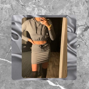 Kjol & tröja set - Ett väldigt snyggt grå, rutigt och stretchigt sett. Tröja med luva Xs men passar även som S 45kr     Kjol S 45kr , frakt 79kr (frakt för en 45kr)