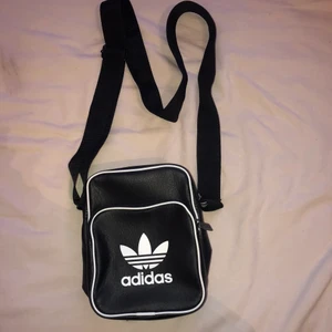 Adidas - Liten adidas väska som sällan kommer till användning jätte fin och rymlig för en liten väska 
