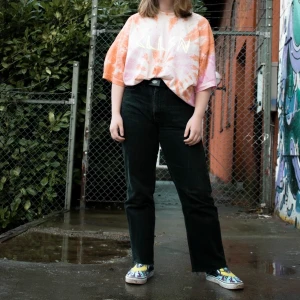 Svarta Levis - Svarta jeans från Levis i modellen 505. Avklippta så de passar Nån som är ca 160cm. W32 men är mindre, skulle säga att de passar w28-29. Fint skick!