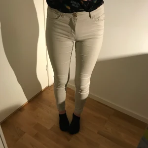 H&M jeans 36 - Vit/beiga jeans från H&m, har haft ett par andra jeans därifrån som inte hade den bästa kvalité och behövde kastas efter ett tag, men dessa är riktigt sköna och har bra kvalité. Ser dock inte så jätte fin ut med de och har haft på mig de typ 5-7 gånger så de är rätt så nya. 