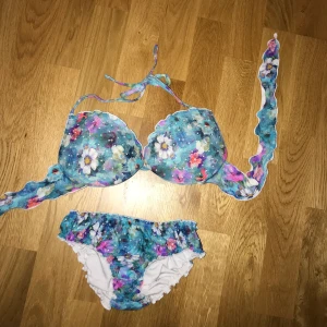 Calzedonia bikini S-M - Jag älskar den här, får lite sjöjungfru vibezzz. Riktigt bra kvalité och har använts några gånger under en sommar. Kanske inte ser ut som det men de ser jättebra ut på rumpan. Bh passar kupan B och C 70-80