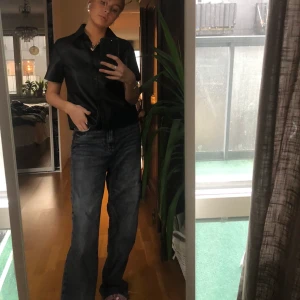 Gråa/svarta jeans  - Supersnygga jeans från zara i bra skicks som tyvärr inte kommer till användning pga av de är för stora! 