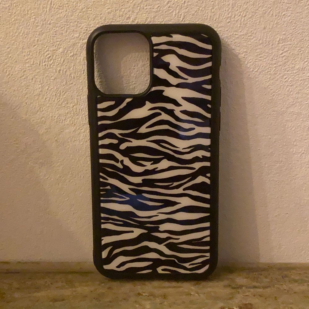 Säljer detta jätte fina zebra skalet för iPhone 11 pro! Säljer pga köp fel så inte använt!. Accessoarer.