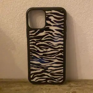 Säljer detta jätte fina zebra skalet för iPhone 11 pro! Säljer pga köp fel så inte använt!