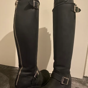 Johnny Bulls stl 37 - Höga svarta Johnny Bulls med silver detaljer. Sparsamt använda endast en säsong så de är i fint skick. Stl 37. Möter upp eller hämtas i Uppsala/Knivsta. Fraktar om önskas då köparen står för frakten.