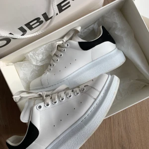 Alexander mcqeen - Lägger ut mina skor igen då den förra köparen var oseriös. Skorna är knappt använda och känner att jag inte får någon användning för dom nu heller så därför jag säljer dom. Skulle säga nyskick på dom för dom knappast är använda. Skickar jätte gärna fler bilder om de önskas 💗💗💗