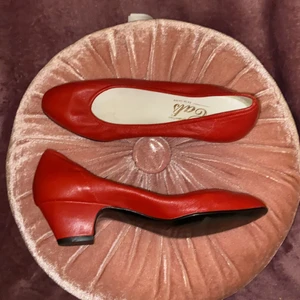 Gyllene gripen skor. Rött Skinn i stretchigt material. ✨ - Röda vintage skor från Gyllene Gripen. Äkta skinn i ett väldigt stretchigt material. Skor från 2000-talet i otroligt bra skick. Använda. Få skråmor. ✨