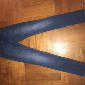 Mörkblå midwaist acne jeans, storlek 24/32 så ganska långa! Pris kan diskuteras. Köpare står för frakt
