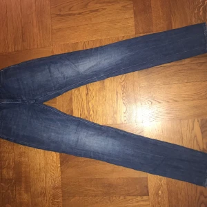 Acne jeans - Mörkblå midwaist acne jeans, storlek 24/32 så ganska långa! Pris kan diskuteras. Köpare står för frakt
