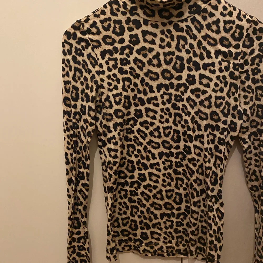 Använd 1 gång, leopard polo tröja från hm. Toppar.