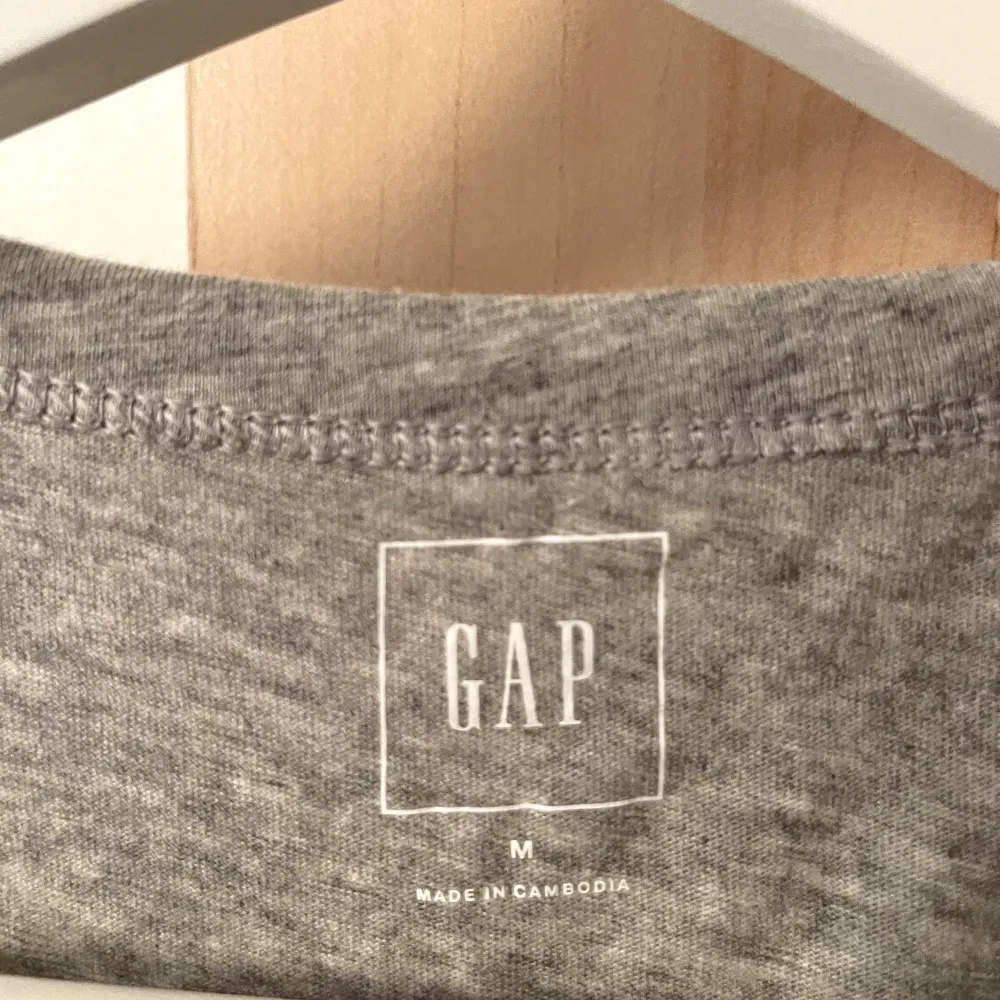 T-shirt från GAP, köpt i London. I bra skick och stryks inna köp. Kan mötas upp alternativt står köparen för frakten 🌟. T-shirts.