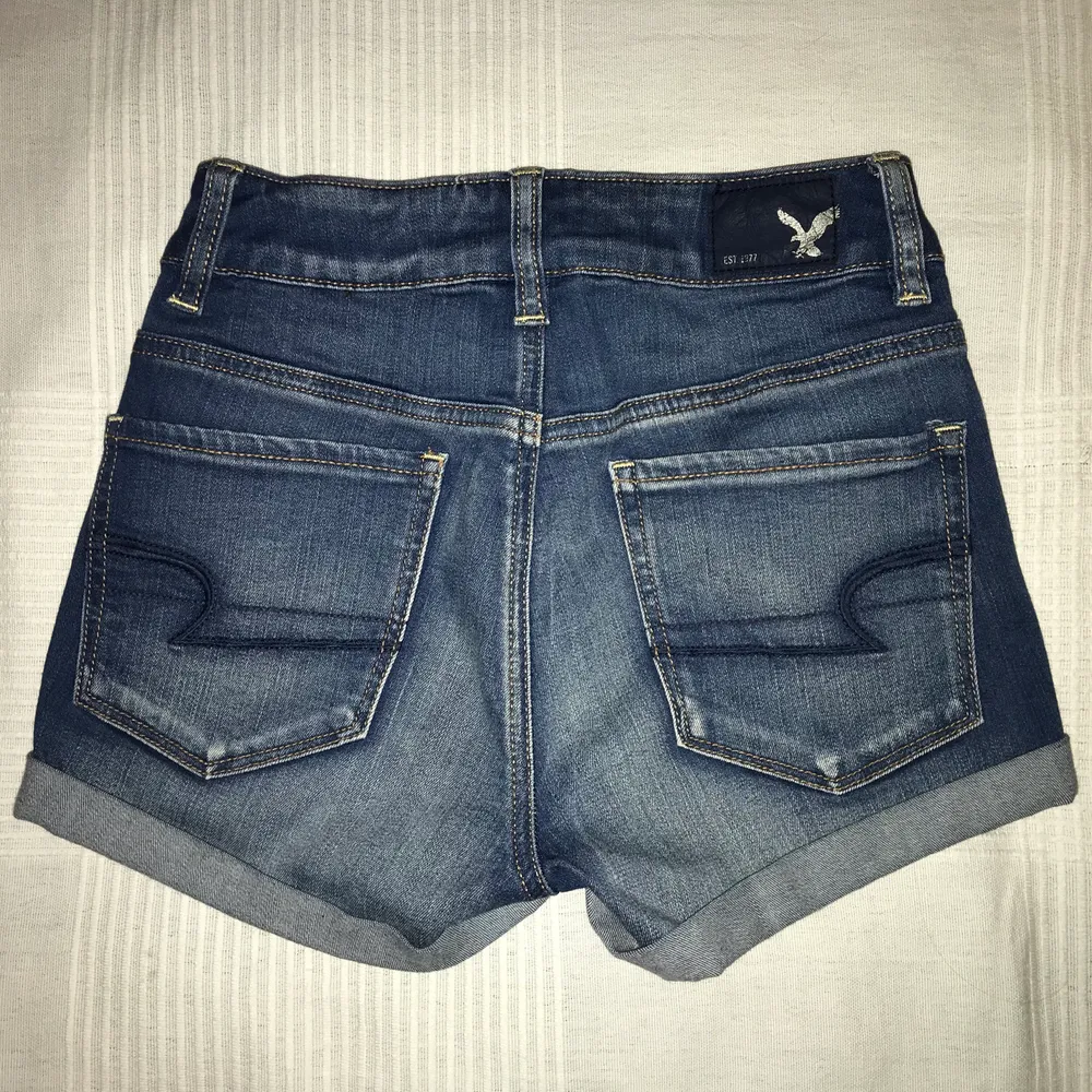 Blåa jeansshorts från American Eagle, strl XS. Inköpta i New York och endast använda en gång. Köpare står för frakt. Shorts.