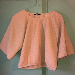 Sommar topp - Super fin sommar topp, helt oanvänd, slutar vid magen och har resår vid alla kanter, går att dra ner så man visar axlarna