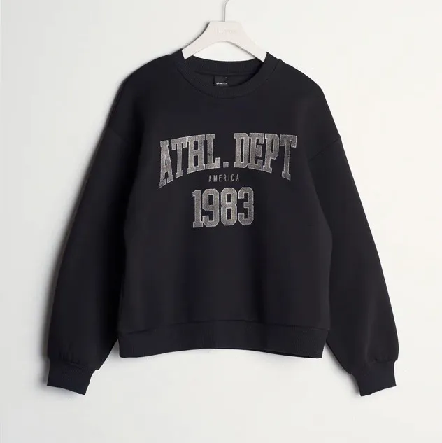 Säljer denna super snygga svarta sweatshirten från Gina, säljer pga kommer inte till användning:/ använd endast 1 gång så som i nyskick, buda i kommentarerna. Högsta bud: 170+frakt! Buda alltid med minst 20kr högre🤍  ❌frakt ingår ej i det du budar❌. Tröjor & Koftor.