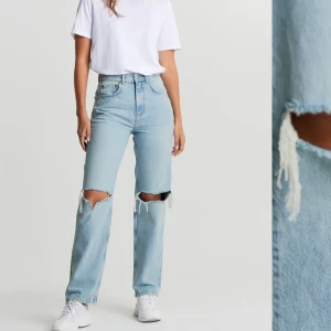 90’s highwaist jeans gina - Säljer mina 90’s highwaist jeans i storlek 32. Säljer för att dom är för små, använda fåtal gånger och är som i nytt skick ✨ Säljer för 450 inkl frakt! 🥰