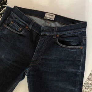 Acne Ace Five 31/32 - Snygga Acnejeans. Avklippta där nere som synes på bilden. Storlek 31/32. Endast frakt. Nypris ca 1800 kr.