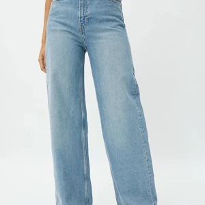 Blåa jeans - Säljer mina ljusblåa weekday jeans i modellen Ace som knappt är använda. Säljer dem för att dem är i fel storlek för mig:( *köparen står för frakten*