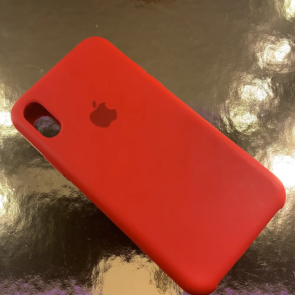✨Säljer detta snygga skalet från Apple✨ detta röda silikon sak från Apple, köpte för 399kr. Det passar  X och XR! Det är lite skadat i väntar hörnet, det kan man se på sista bilden❤️ köparen står för frakten. Accessoarer.