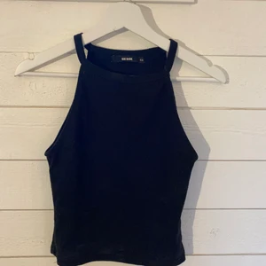 Scart ribbad croppat linne  - Svart ribbat linne i strl xs från bikbok! 