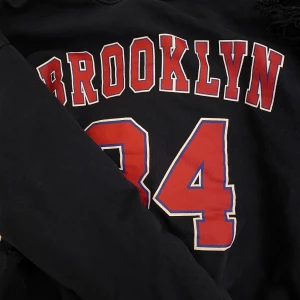 brooklyntröja  - säljer denna lite vintageaktiga sweatshirten som jag köpte för några år sedan. den har varit min absoluta favorittröja men har tyvärr växt ur den :/ hålen är med mening, SKITCOOLT ✨ KÖPAREN BETALAR ALLTID FRAKT