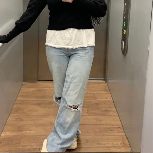 Zara Jeans - Säljer dessa skitsnygga jeans från Zara pga för stora. Bra skick, sitter snyggt! 