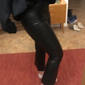 Skinnbyxor men boutcut  - Ett par fake läderbyxor från zara med boutcut. Modellen är lite kortare så byxorna går ner till mitten på vaden ungefär❤️ super fina och i bra skick 