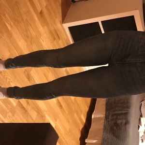 Skinny jeans - Skinny jeans från H&M som inte kommer till användning längre. 50 kr+frakt. Köparen står för frakten, kan mötas upp i Stockholm 💕