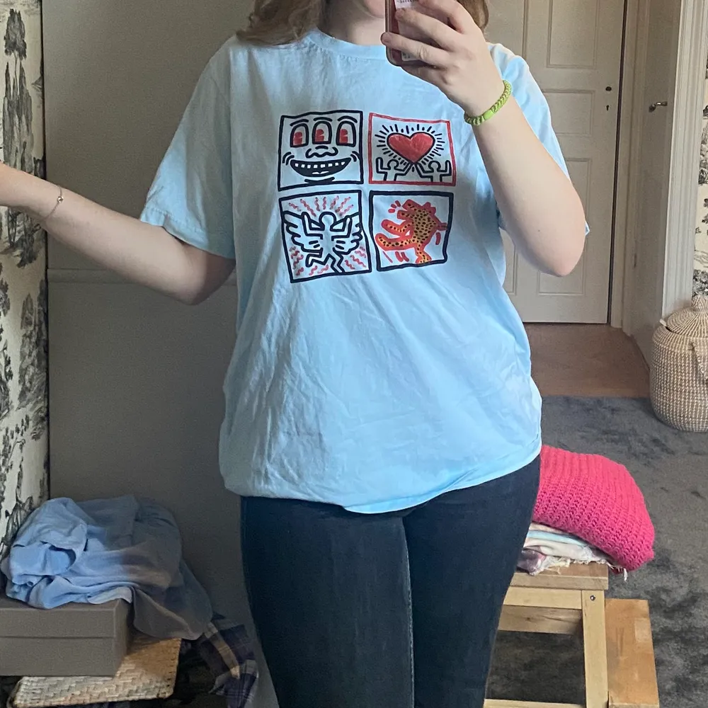 Dope oversized tee from Uniqlo with Keith haring print on. Only tried on about 2 times. Price negotiable if quick (original 200kr). T-shirts.