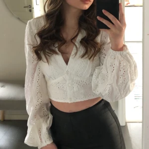 Vit topp  - Säljer denna fina topp som omsluts med knappar i mitten! Den är i storlek 34 och endast använd 2 gånger💕 frakten står köparen för💕💕