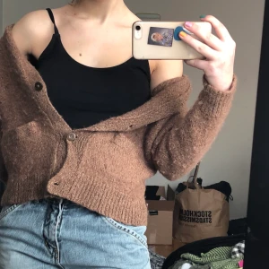 Brun stickad tröja - Brun stickad kofta med knappar. Lite stickig och tror att den har krympt i tvätten hos den andra ägaren💕