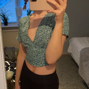 Blommig topp  - Jättesöt grön topp från Nakd som tyvärr inte kommer till användning. 