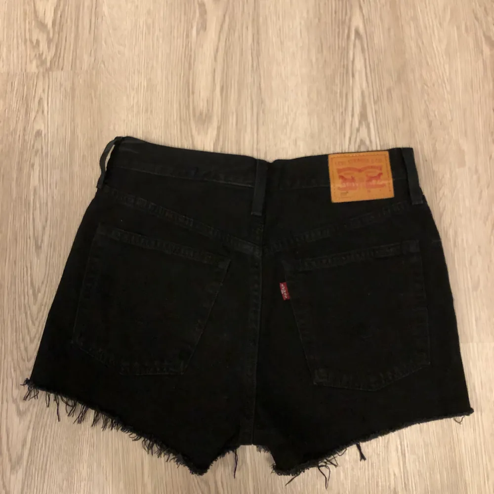 Säljer dessa levis shorts i storlek W25. 🐻 Har tyvärr inga bilder på då dem är för små för mig. 🖤 nypris var runt 600 men säljer dessa för 150 kronor + 48 kronor frakt! 😊 ALDRIG ANVÄNDA. Shorts.