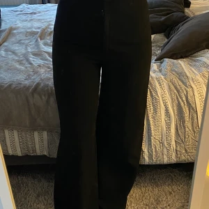 Svarta kostym byxor  - Strl 36, från hm! Sitter bra på mig men lite långa, jag är 164 cm. 